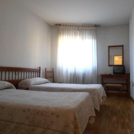 Hostal ** Ec Leon Hotel Екстериор снимка