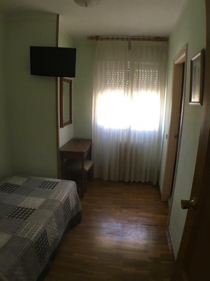 Hostal ** Ec Leon Hotel Екстериор снимка