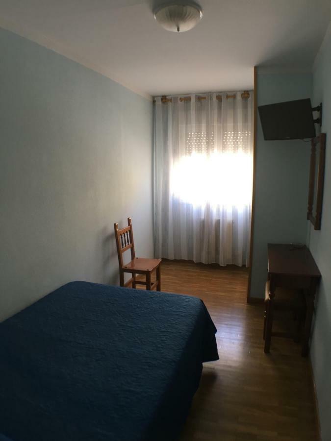 Hostal ** Ec Leon Hotel Екстериор снимка