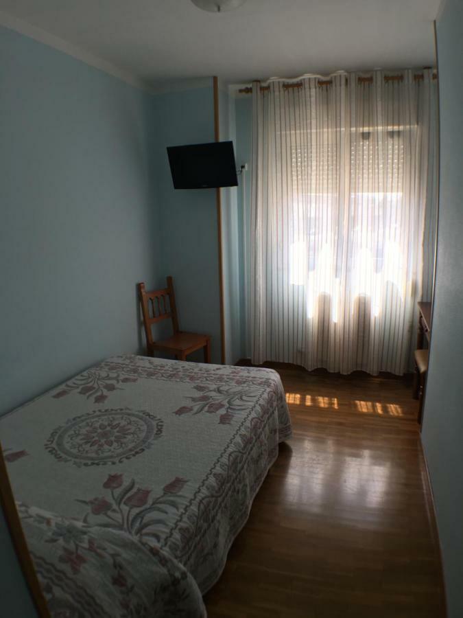 Hostal ** Ec Leon Hotel Екстериор снимка