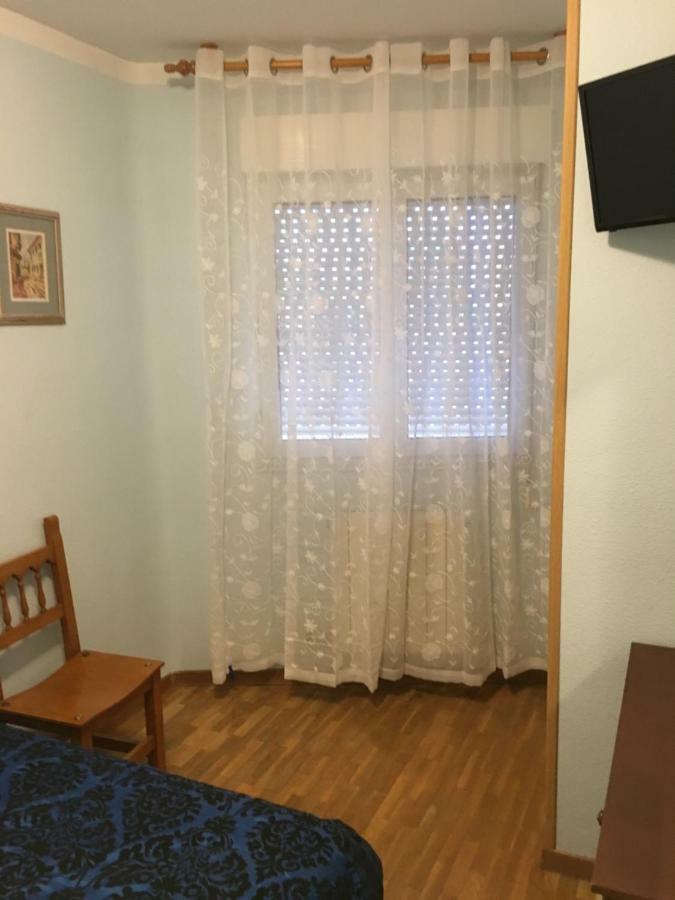 Hostal ** Ec Leon Hotel Екстериор снимка