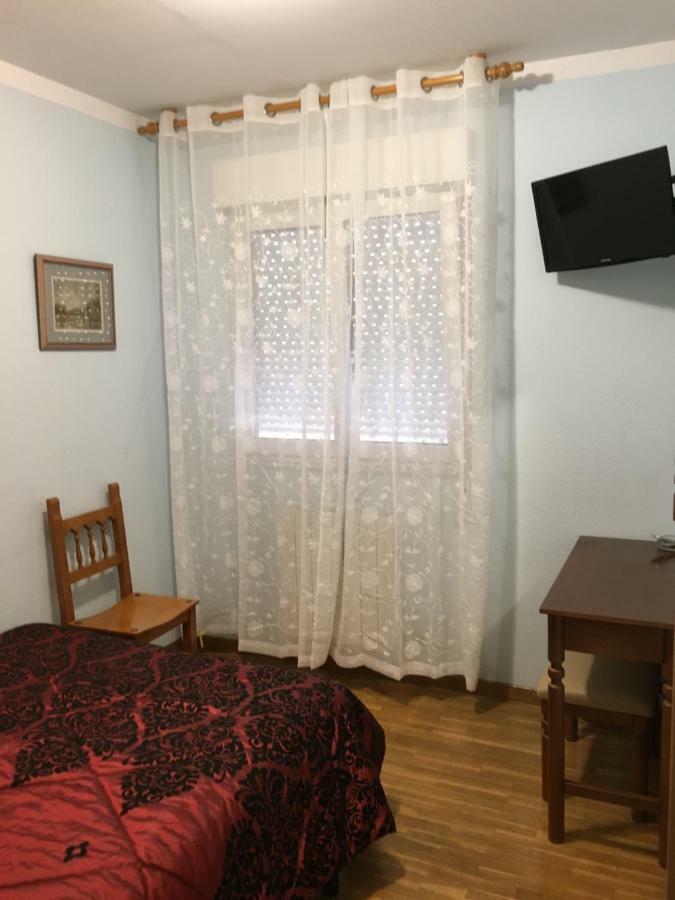 Hostal ** Ec Leon Hotel Екстериор снимка