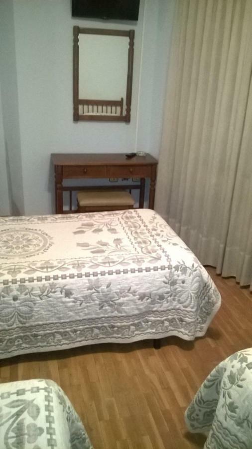 Hostal ** Ec Leon Hotel Екстериор снимка