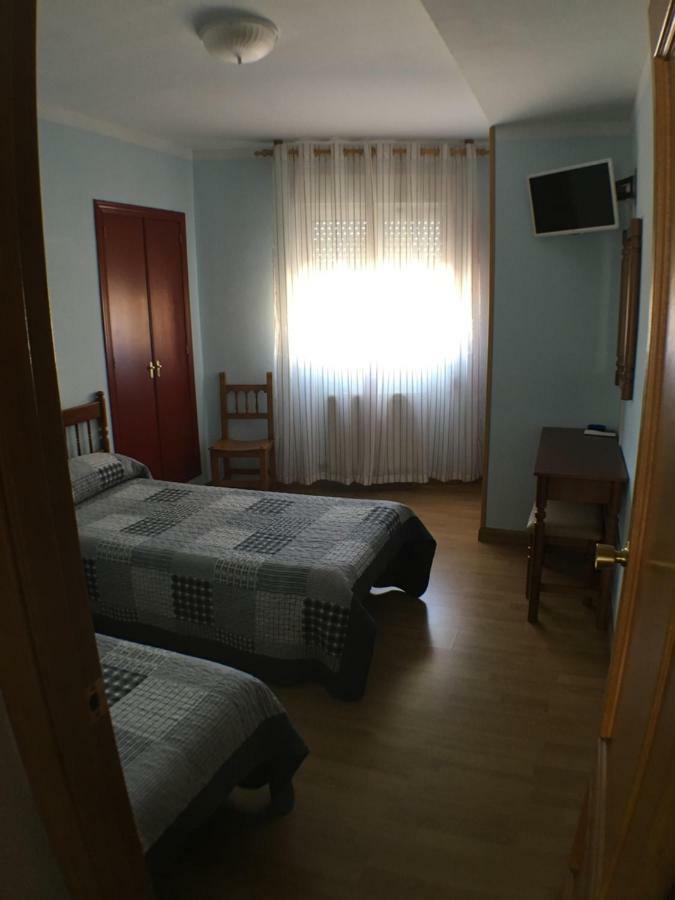 Hostal ** Ec Leon Hotel Екстериор снимка