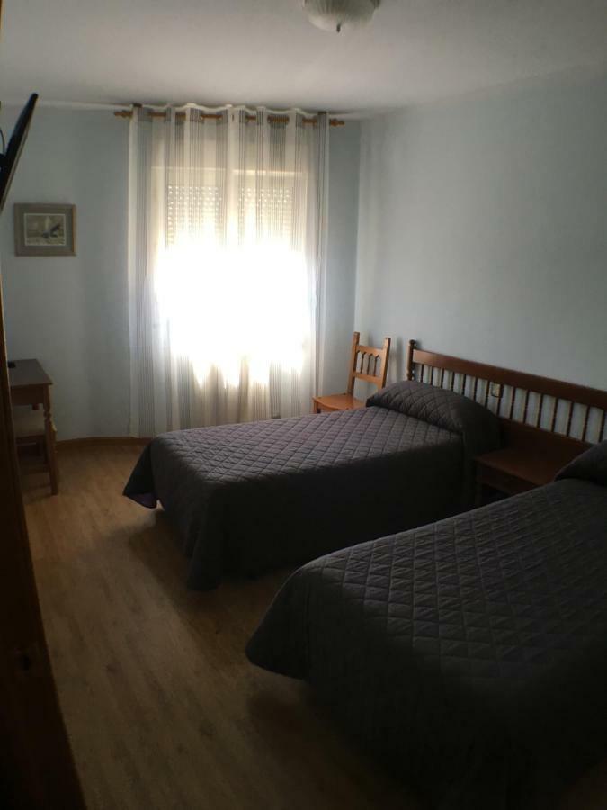 Hostal ** Ec Leon Hotel Екстериор снимка