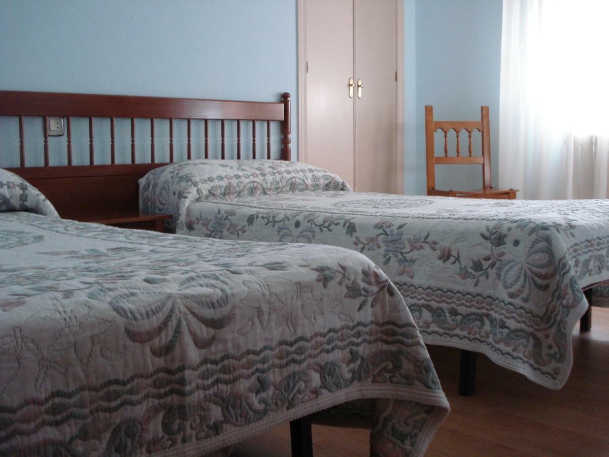 Hostal ** Ec Leon Hotel Екстериор снимка