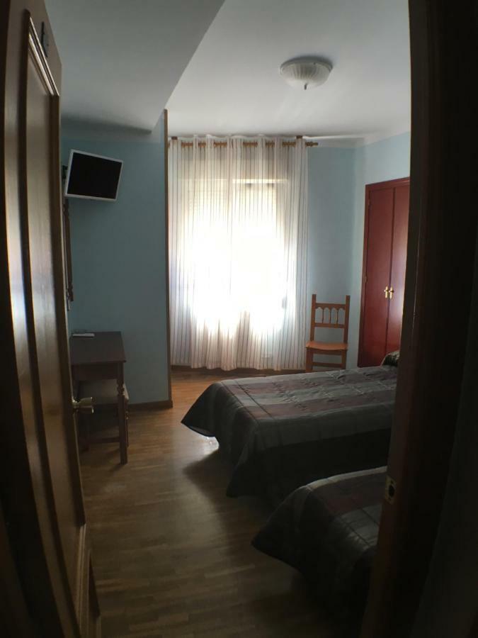 Hostal ** Ec Leon Hotel Екстериор снимка