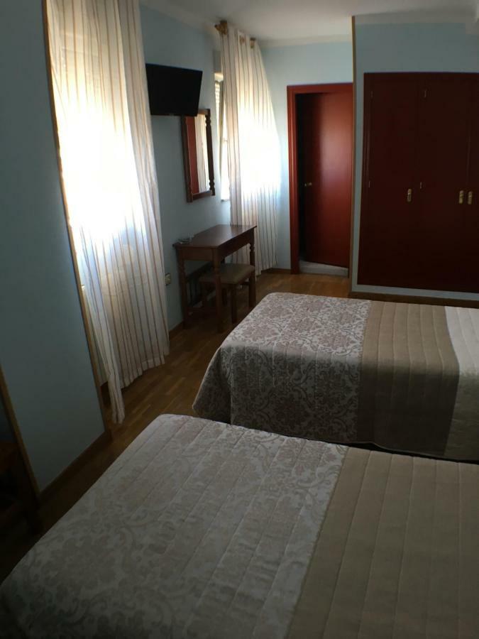 Hostal ** Ec Leon Hotel Екстериор снимка