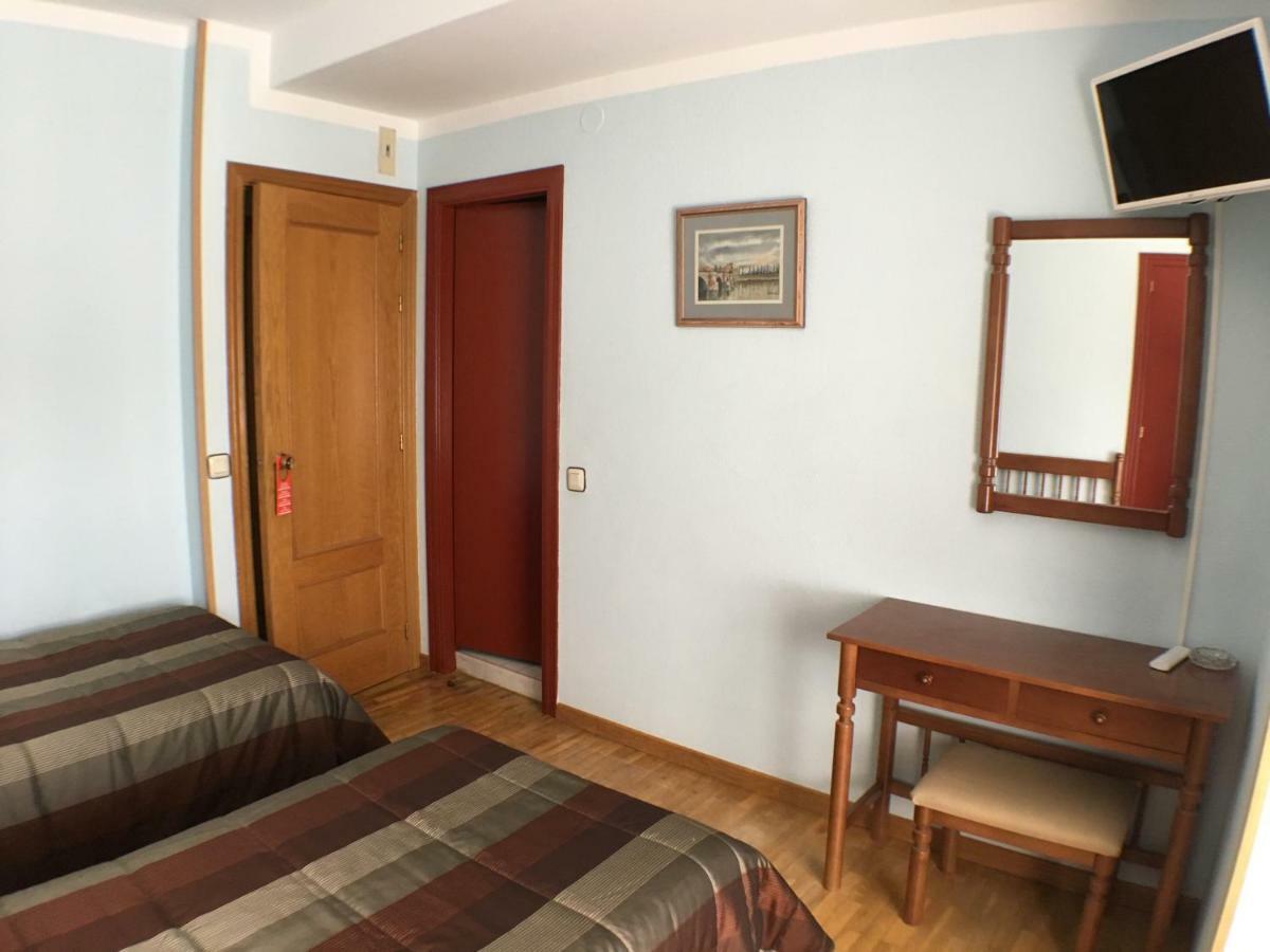 Hostal ** Ec Leon Hotel Екстериор снимка